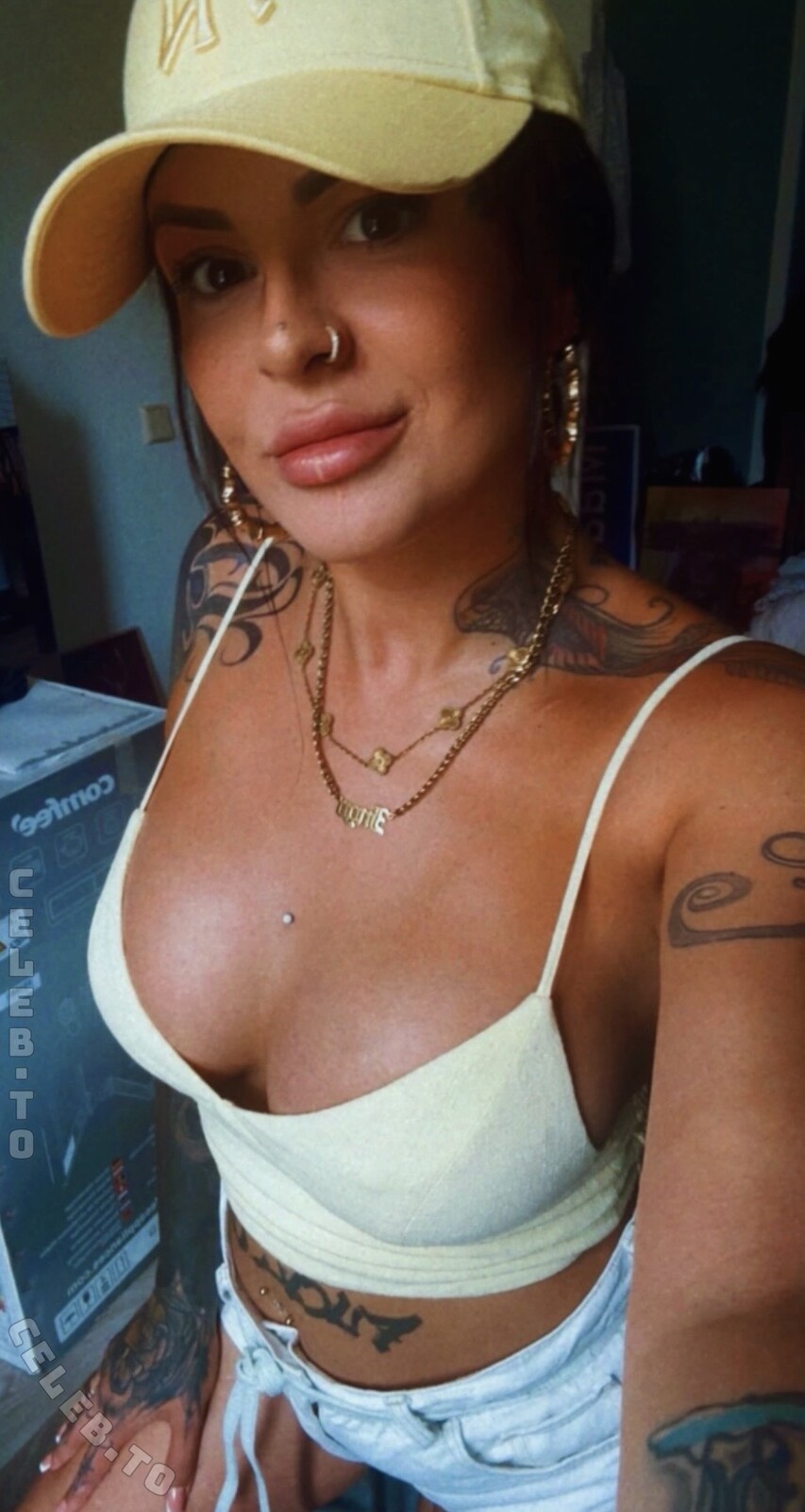 Leyalocaa nude photo 4