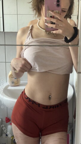 Lienne.aig nude photo 5