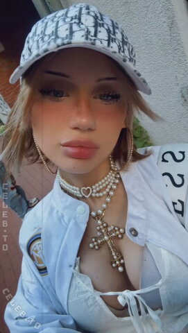 Lienne.aig nude photo 5