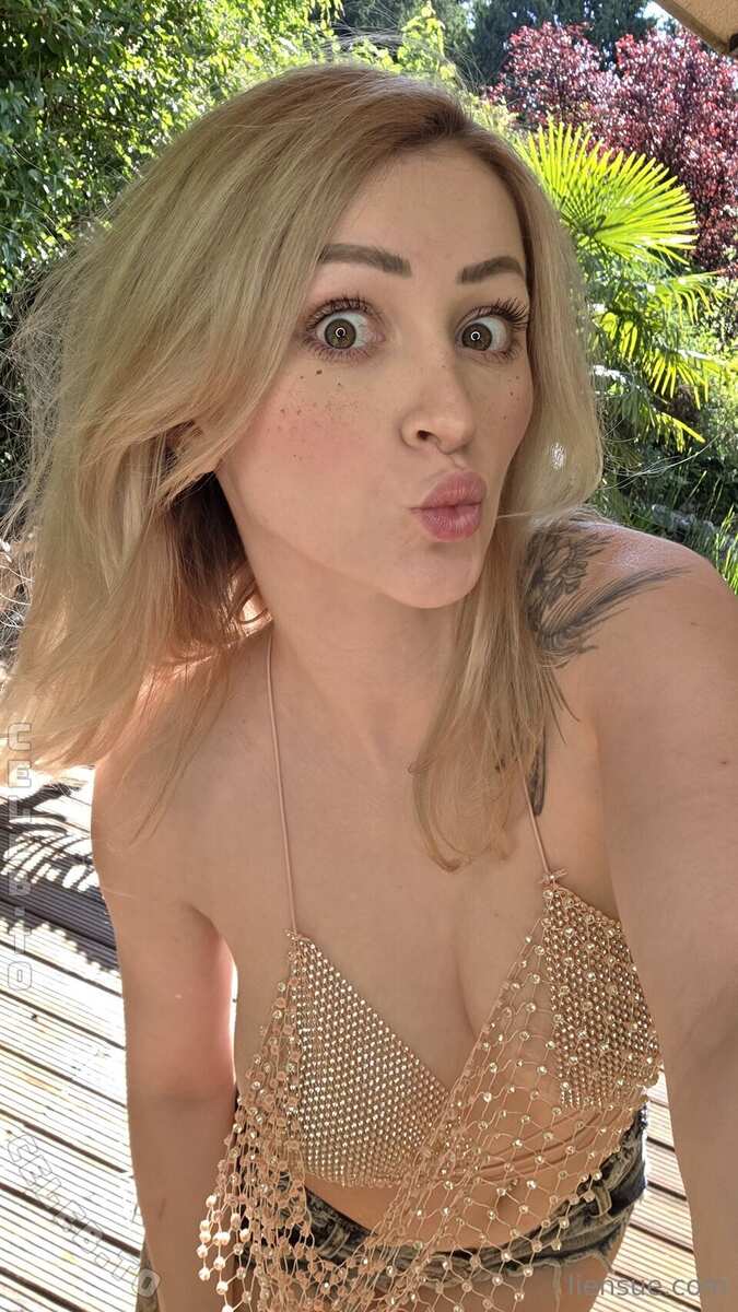 Liensue nude photo 5