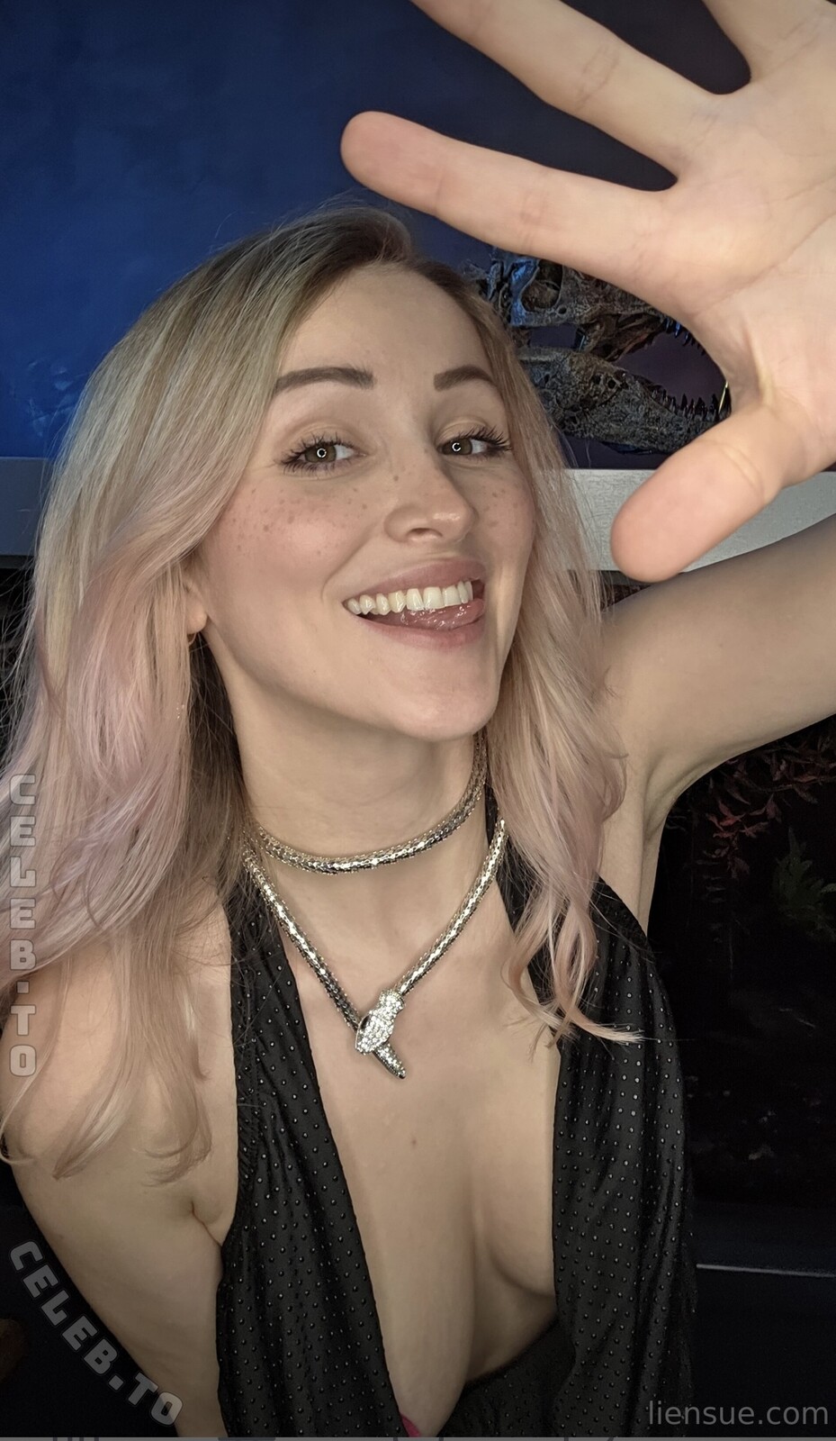 Liensue nude photo 2