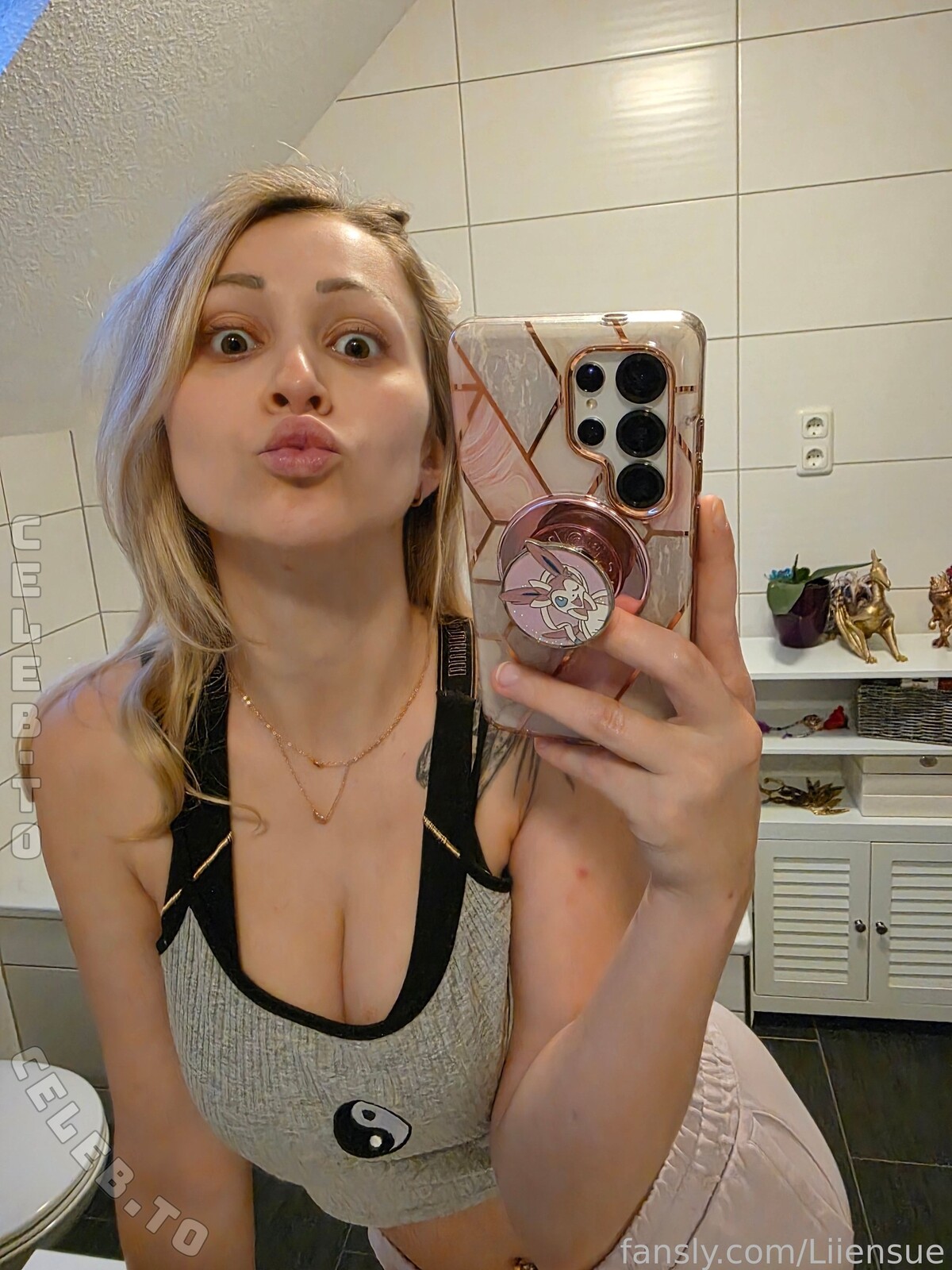 Liensue nude photo 9
