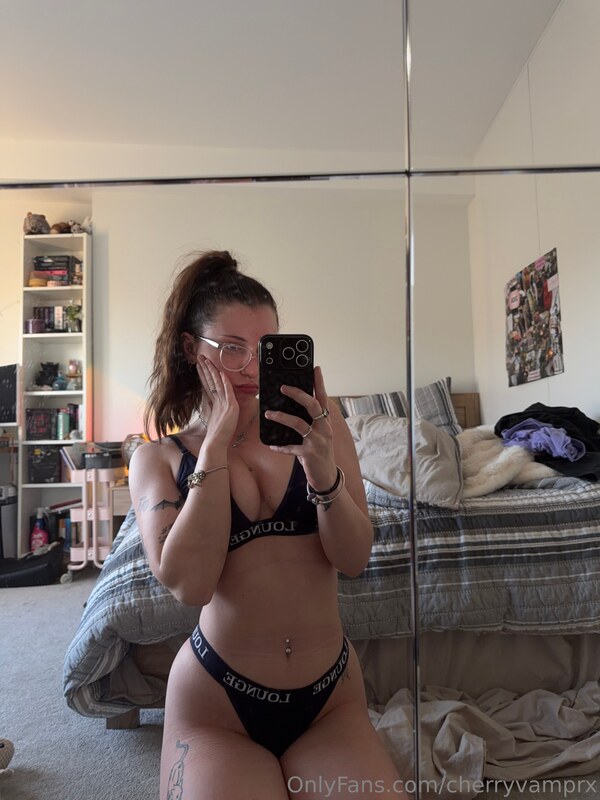 Lilah nude photo 10