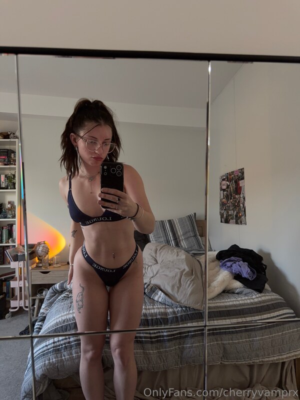 Lilah nude photo 11
