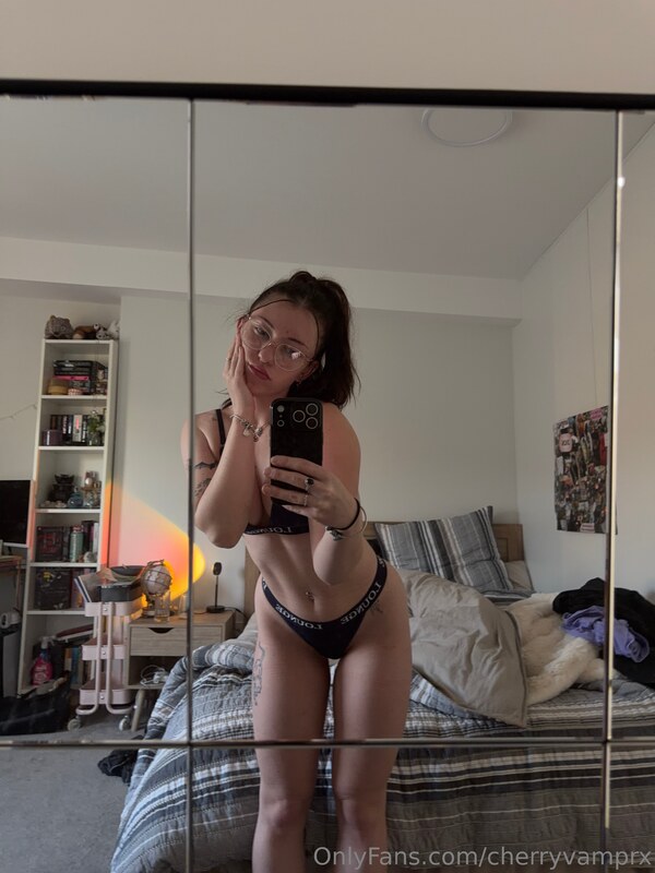 Lilah nude photo 12