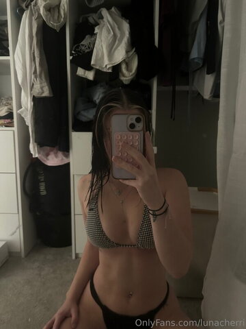 Lilah nude photo 1