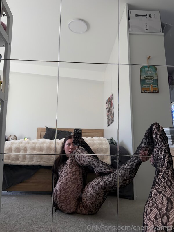Lilah nude photo 3