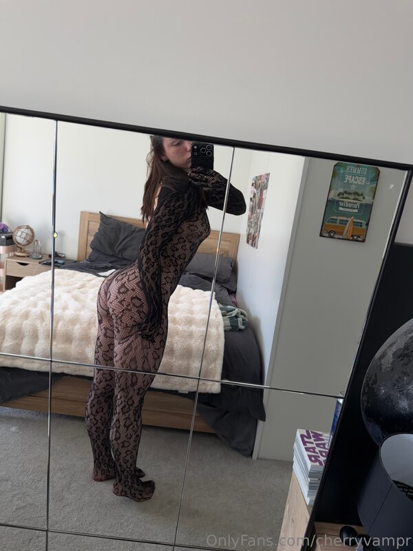 Lilah nude photo 4