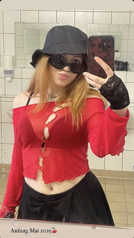 Lilcutebitch nude photo 19