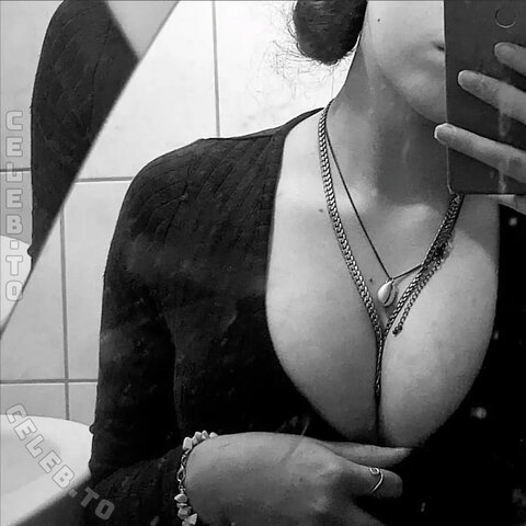 Lilcutebitch nude photo 10