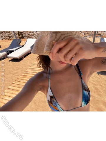 Lilian Loria nude photo 9