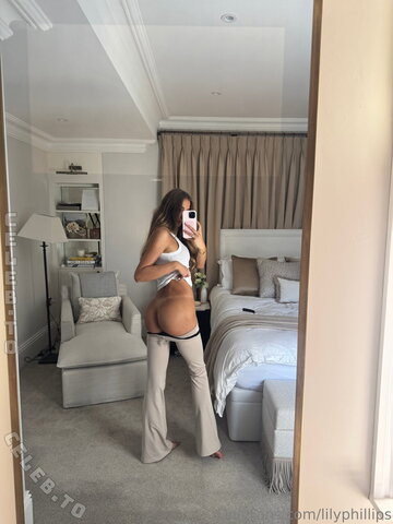 Lillian Phillips – I want you to fuck me here😇😈 One of them days I thought I'd tease you with clothes😘😝