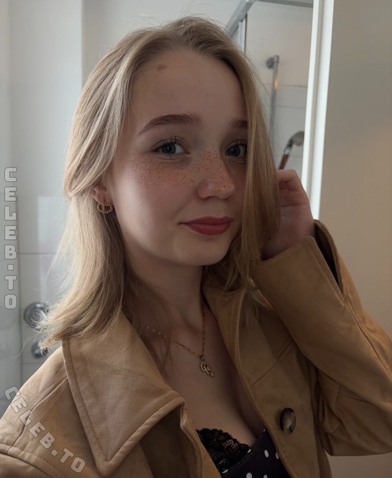 Lilly Schaper nude photo 1