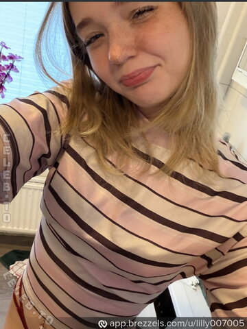 Lilly Schaper – Striped shirt and a little red secret underneath – perfect selfie outfit 😏 Good morning but first hehe