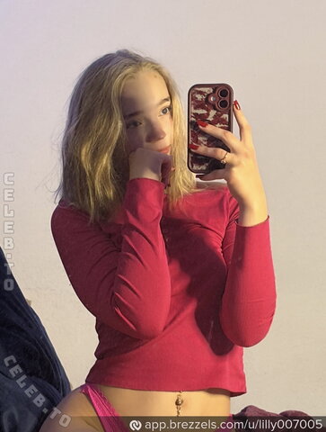 Lilly Schaper – Selfie in pink crop top – just fits perfectly, right? ✨💕