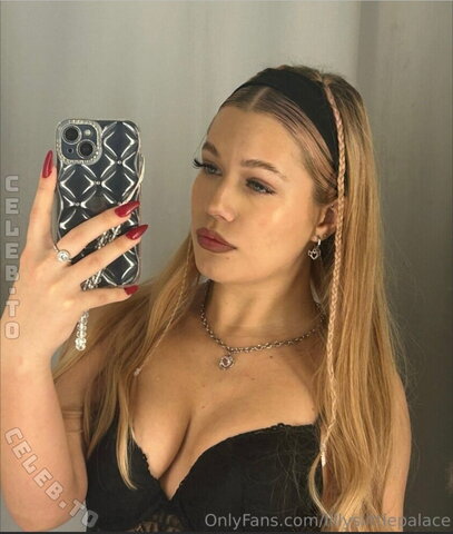 lillyslittlepalace Hot (3 photos)