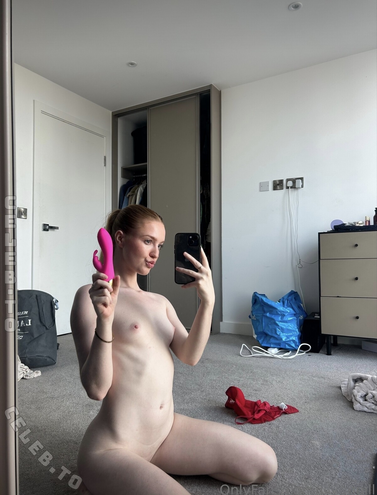 Lily Oneill nude photo 3