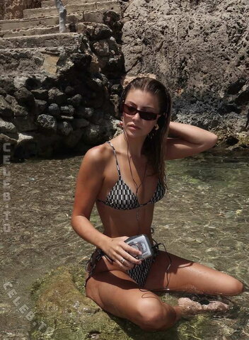 Lily Rowland nude photo 10