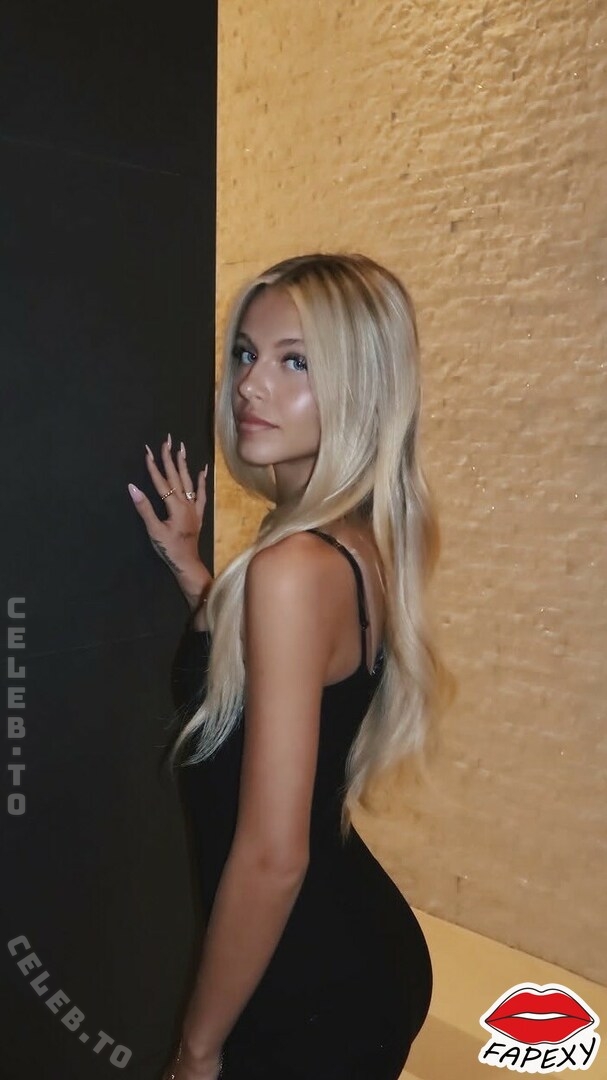 Lily Snyder nude photo 12
