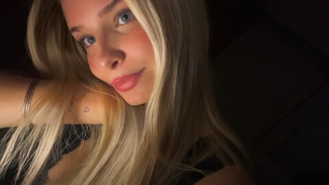 Lily New (10 photos)