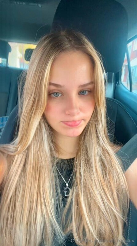 Lily nude photo 4