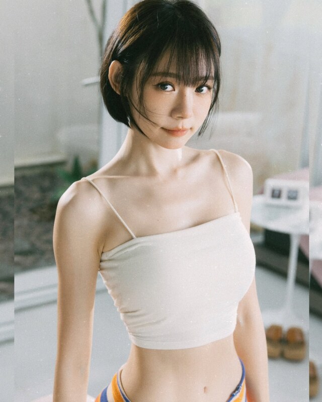 Lin Min Chen nude photo 1