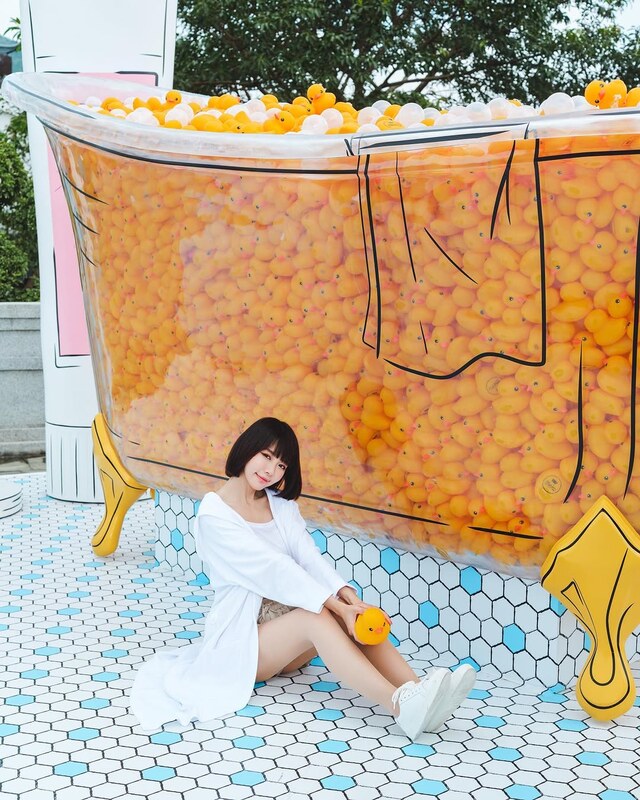 Lin Min Chen nude photo 1