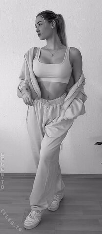 Lina Hennig nude photo 9