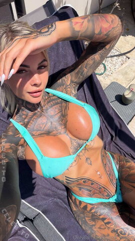 Lina Melon – Are you into tanning lines? 😋