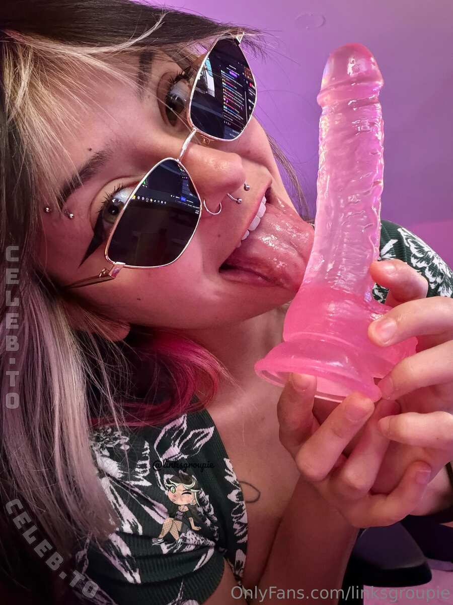 Linksgroupie nude photo 7