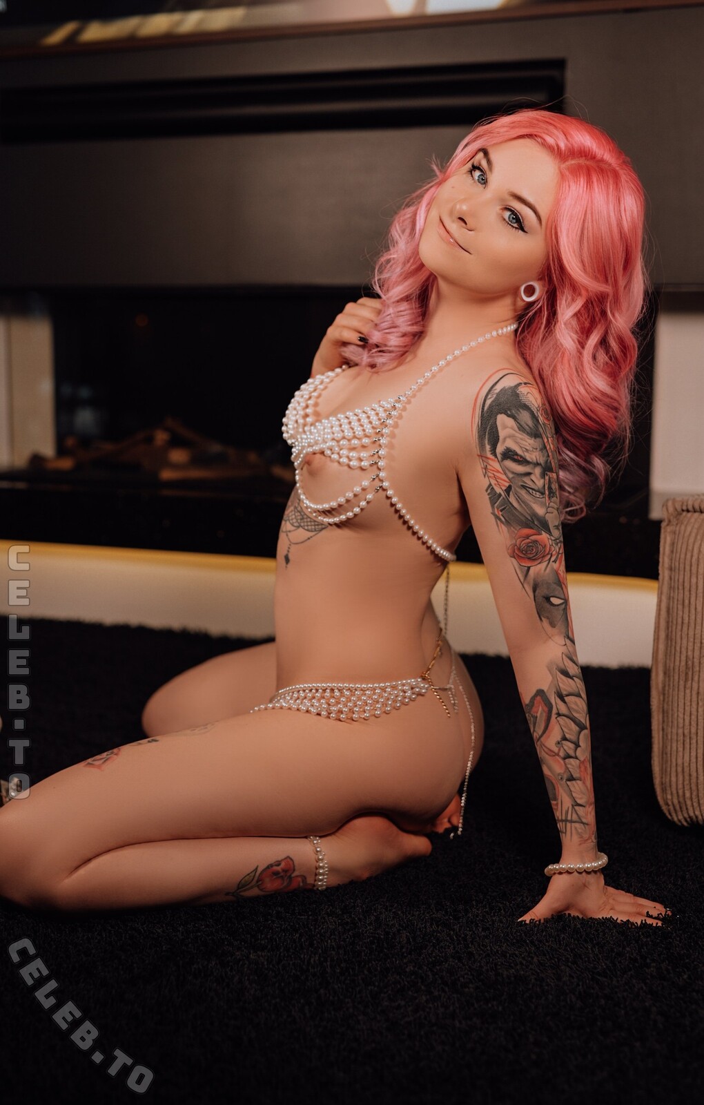Linspics nude photo 10