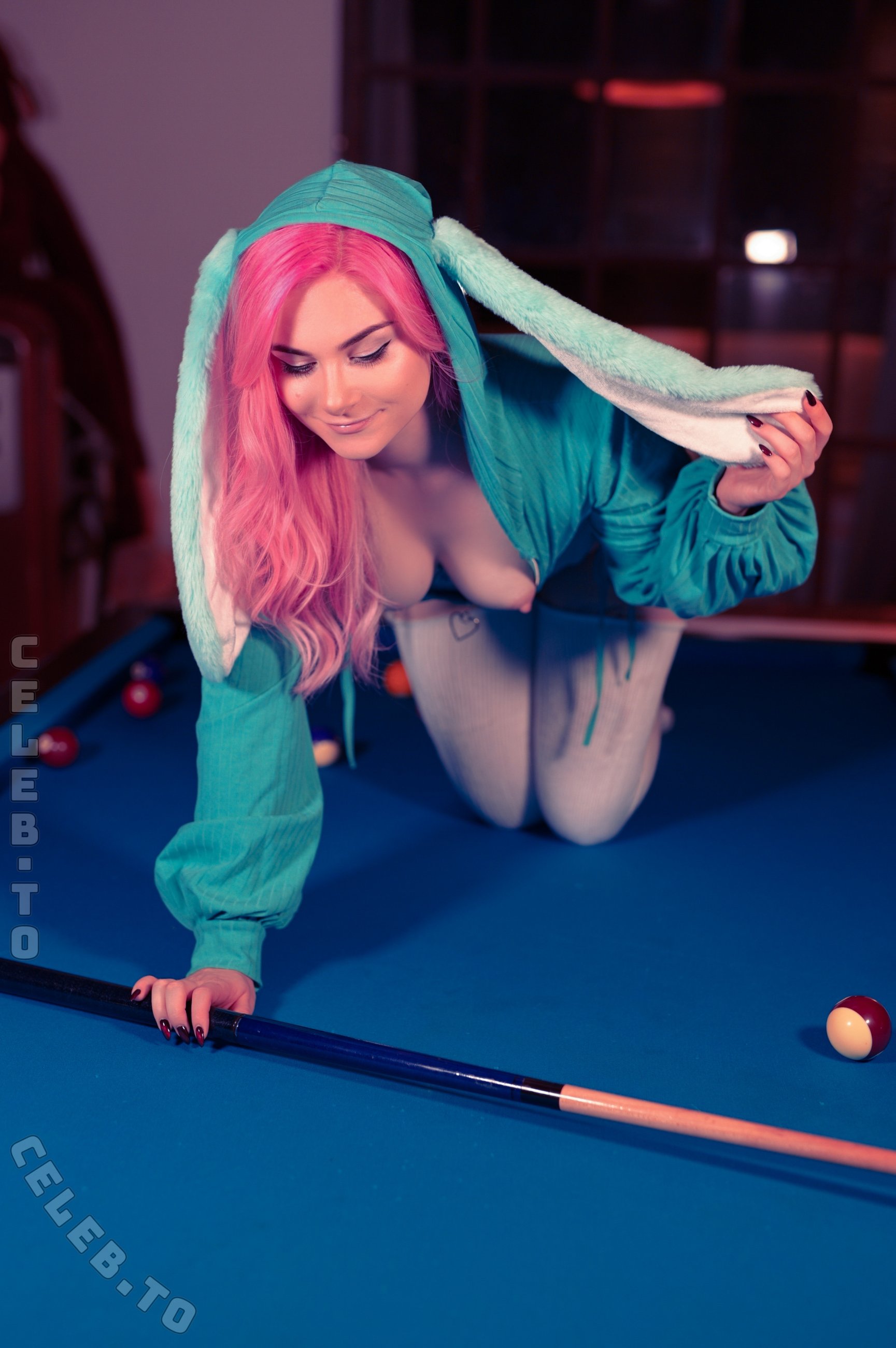 Linspics nude photo 4