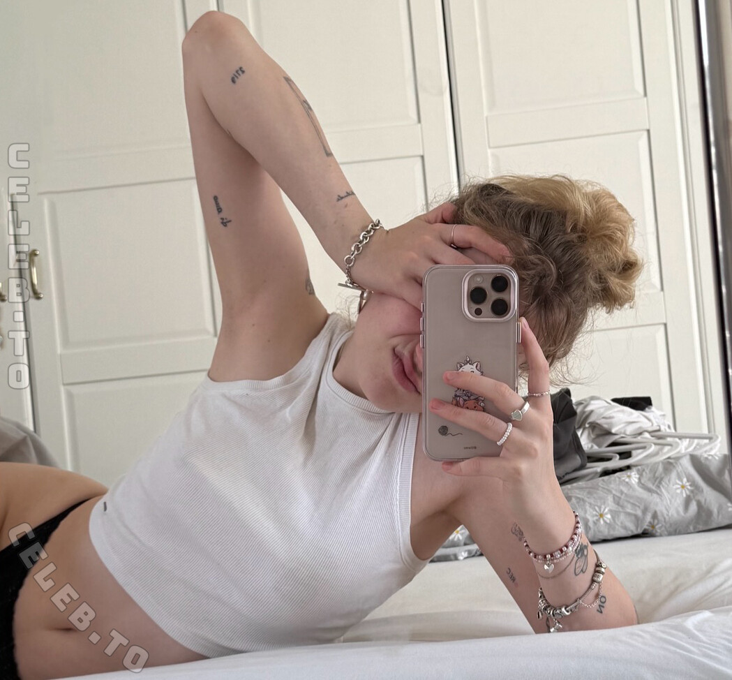 Lisa Übelsbacher nude photo 2