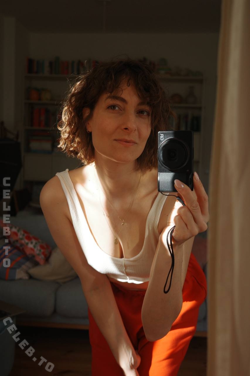 Lisa Frischemeier nude photo 1