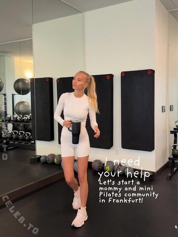 Lisa und Lena nude photo 2