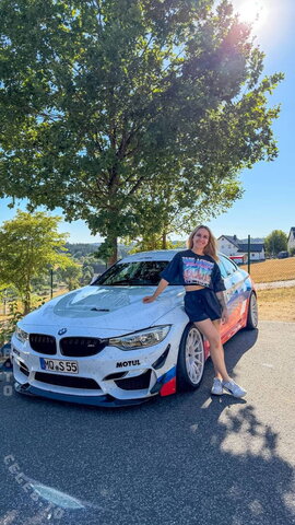 Lisa Yasmin – Pretty women and cars, fit wonderfully together.