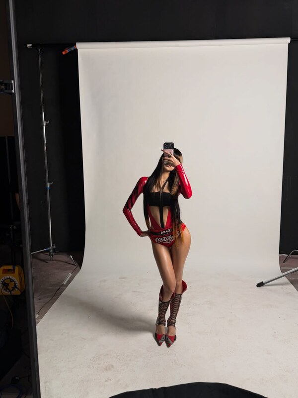 Lisa nude photo 4