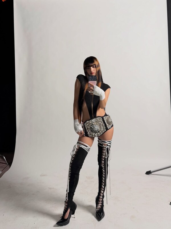 Lisa nude photo 6