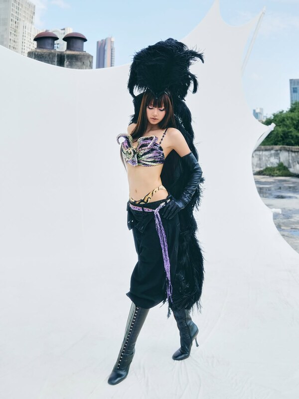 Lisa nude photo 12