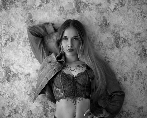 Lisaxptc nude photo 6