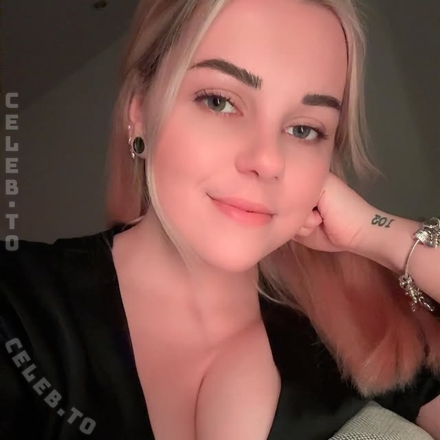 Lisaxtra nude photo 1
