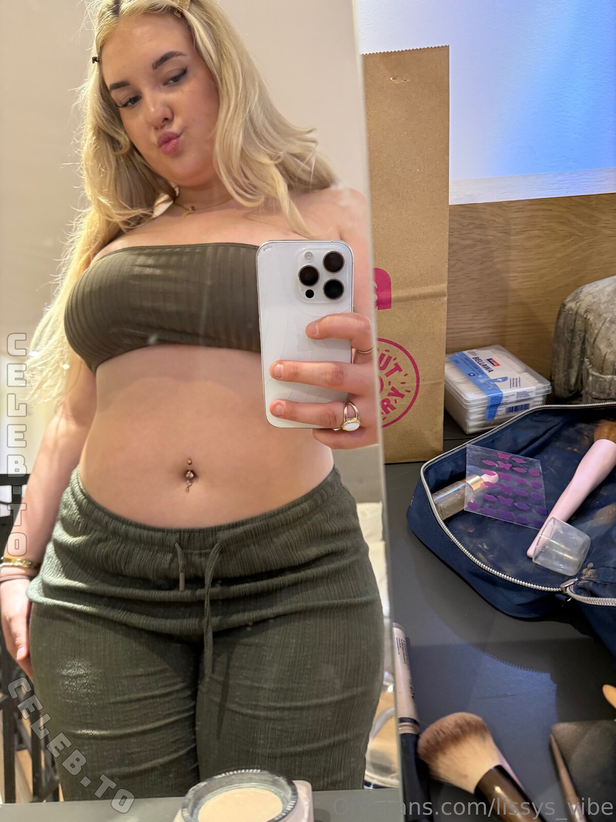 Lissy nude photo 1