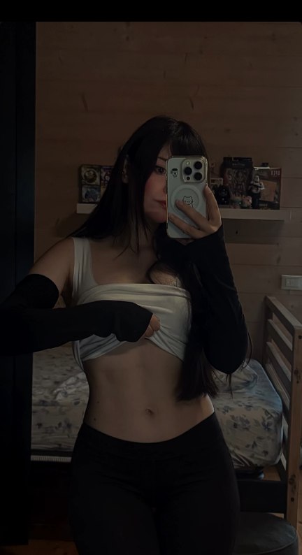 Little Giuli nude photo 1