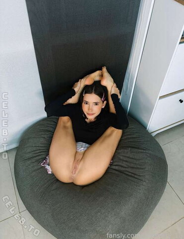 littleeffy18 nude photo 28
