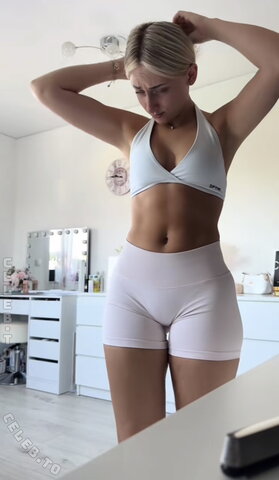 littleLienchen nude photo 5