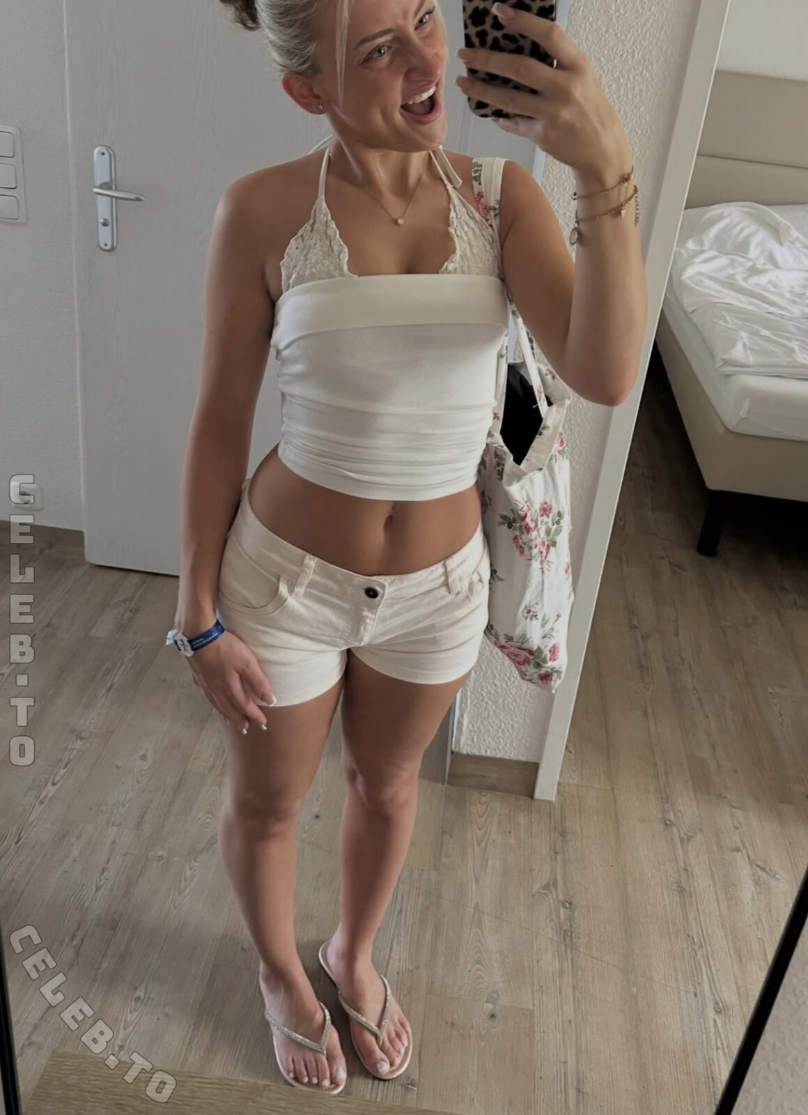 littleLienchen nude photo 1