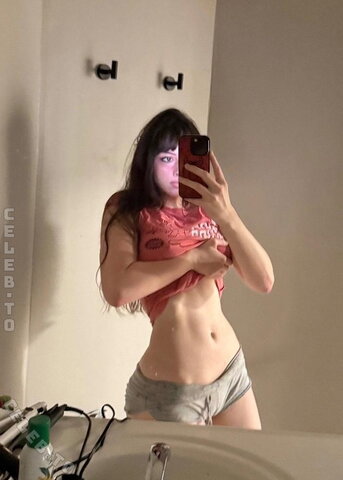 Littlelivbug nude photo 15