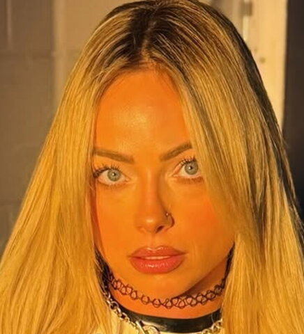 Liv Morgan Sexy (2 photos)