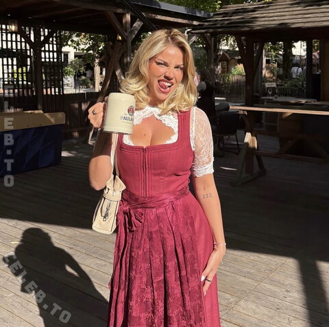 Livia Josephine – Very hot tits in a dirndl