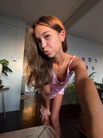 @living_and_lexi Hot (1 photo)